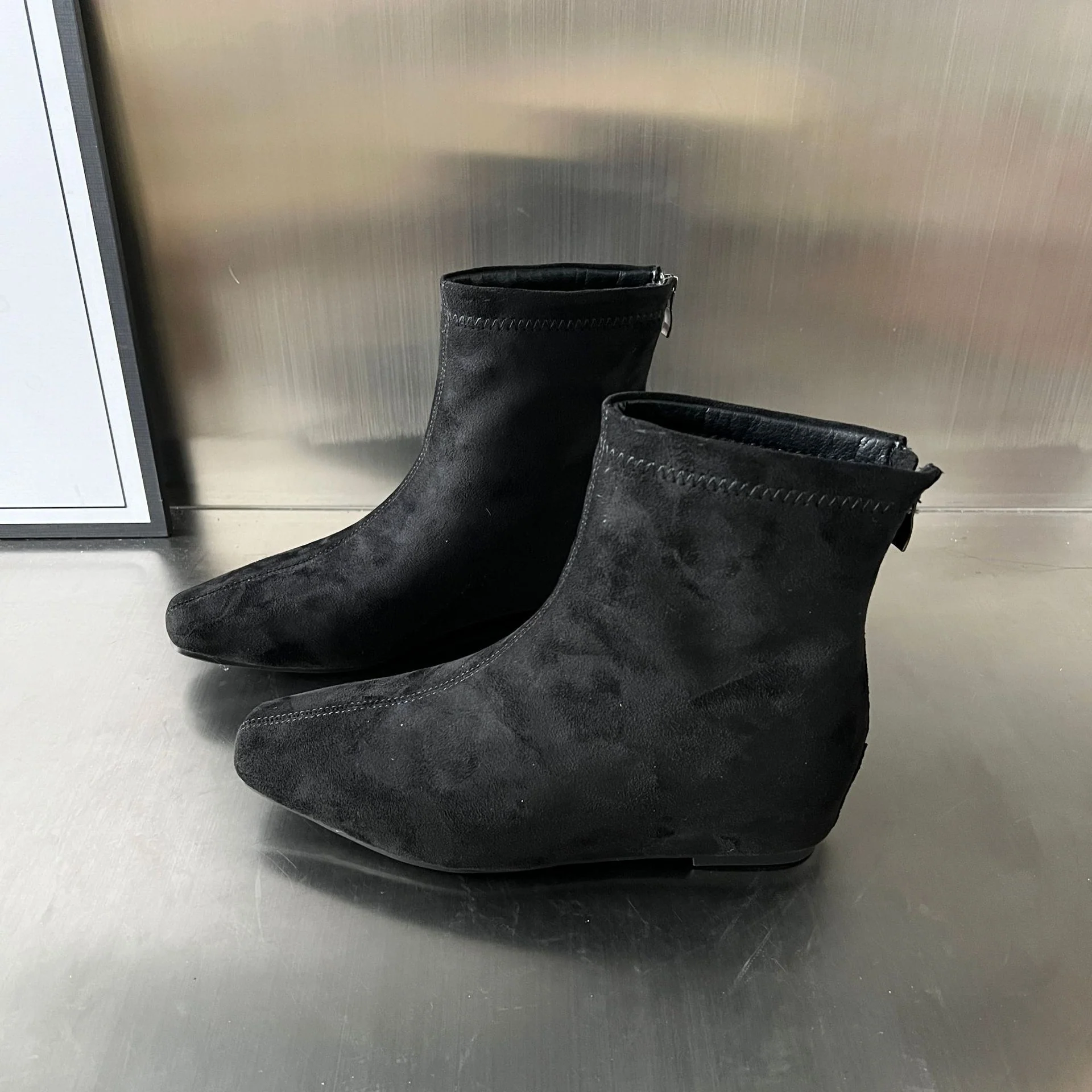 Damen Ankle Boots aus hochwertigem Wildleder mit dekorativem Reißverschluss Heidi Mode - Image 6