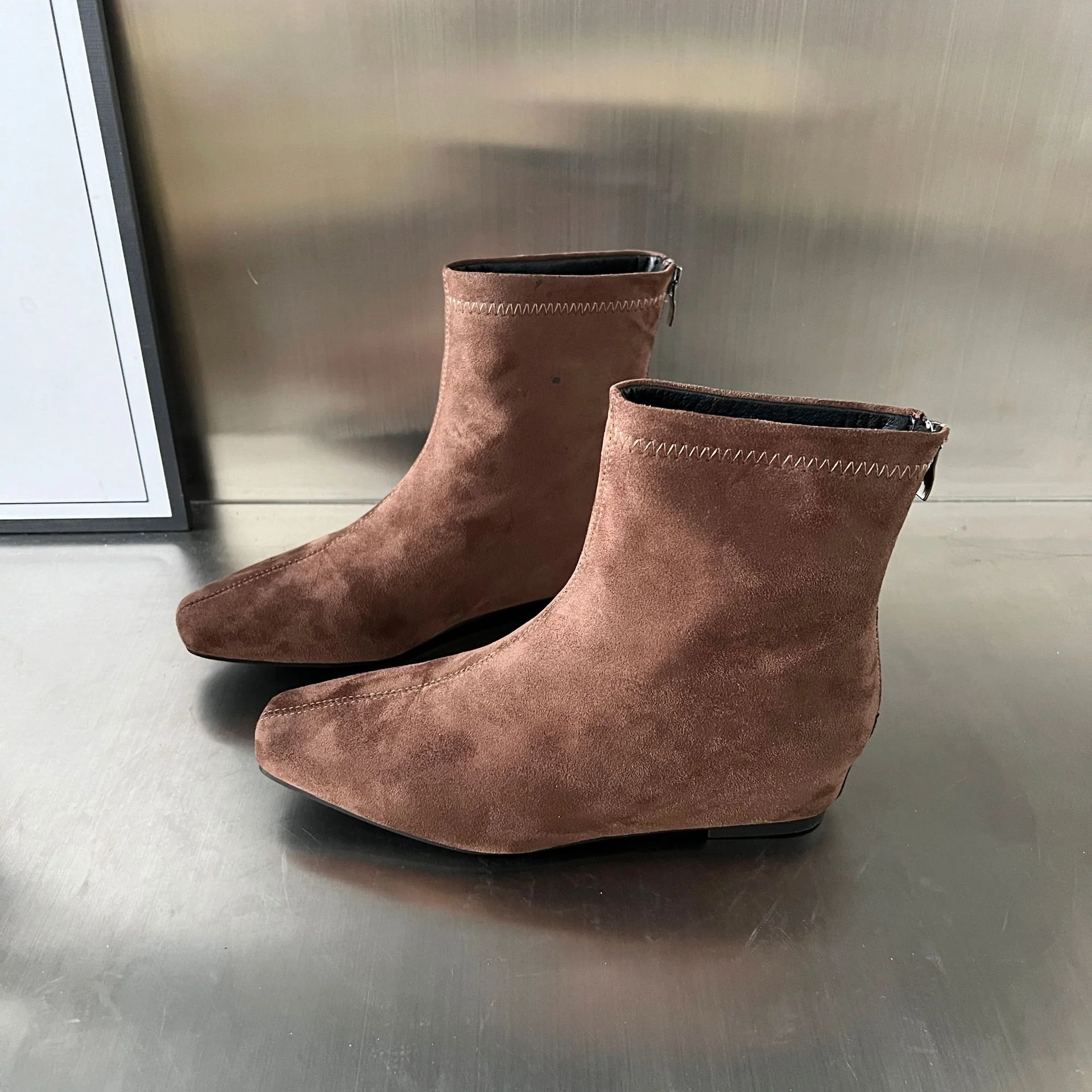 Damen Ankle Boots aus hochwertigem Wildleder mit dekorativem Reißverschluss Heidi Mode - Image 8