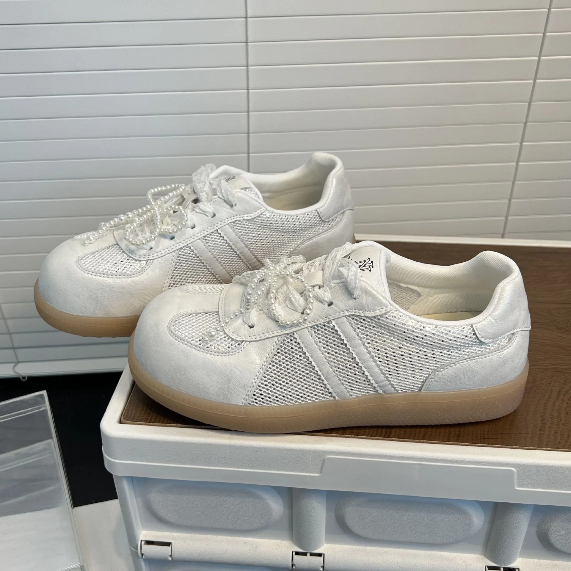 Damen Atmungsaktive Sneakers mit eleganten Details Heidi Mode - Image 2