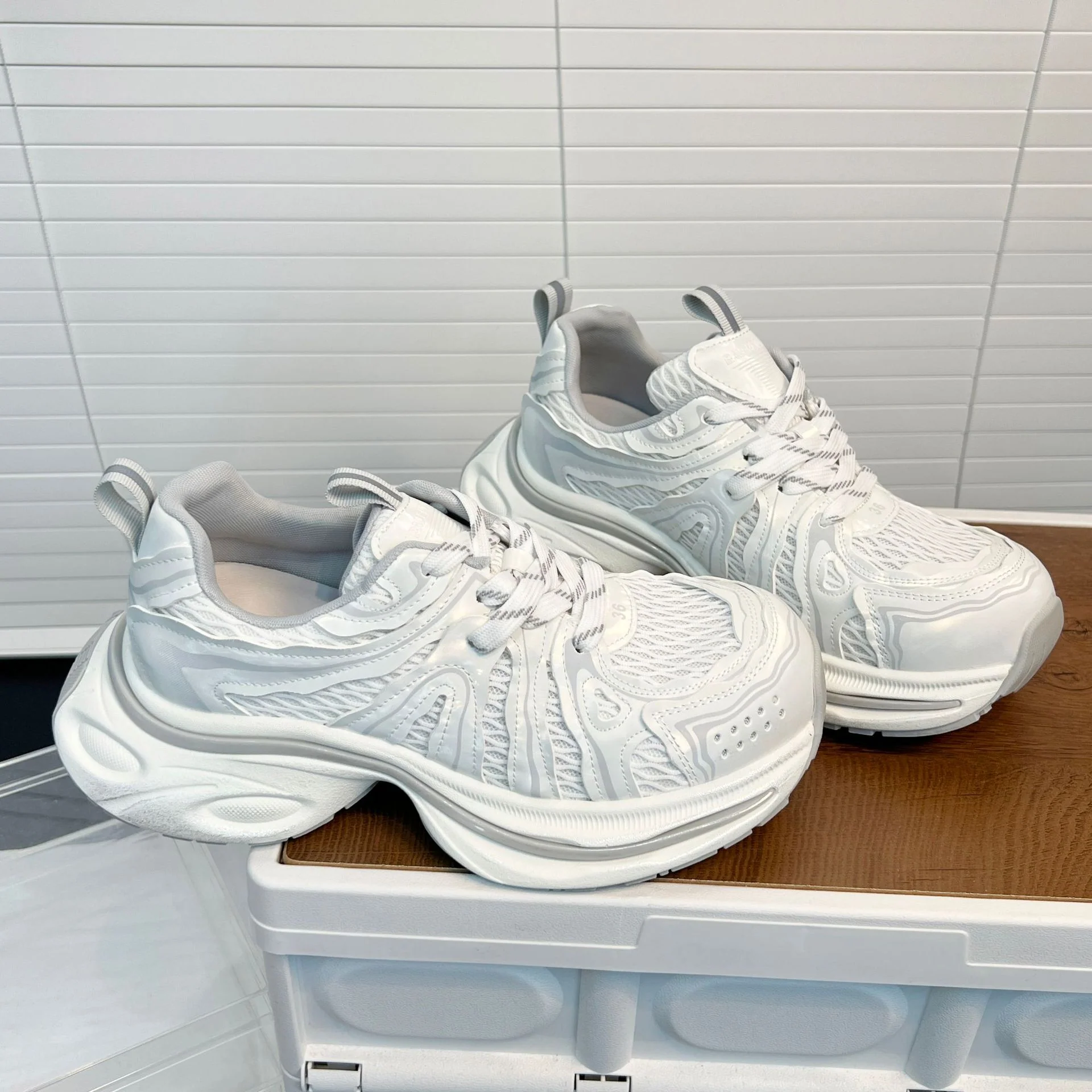Damen Atmungsaktive Sneakers mit innovativem Dämpfungssystem und futuristischem Design Heidi Mode - Image 5