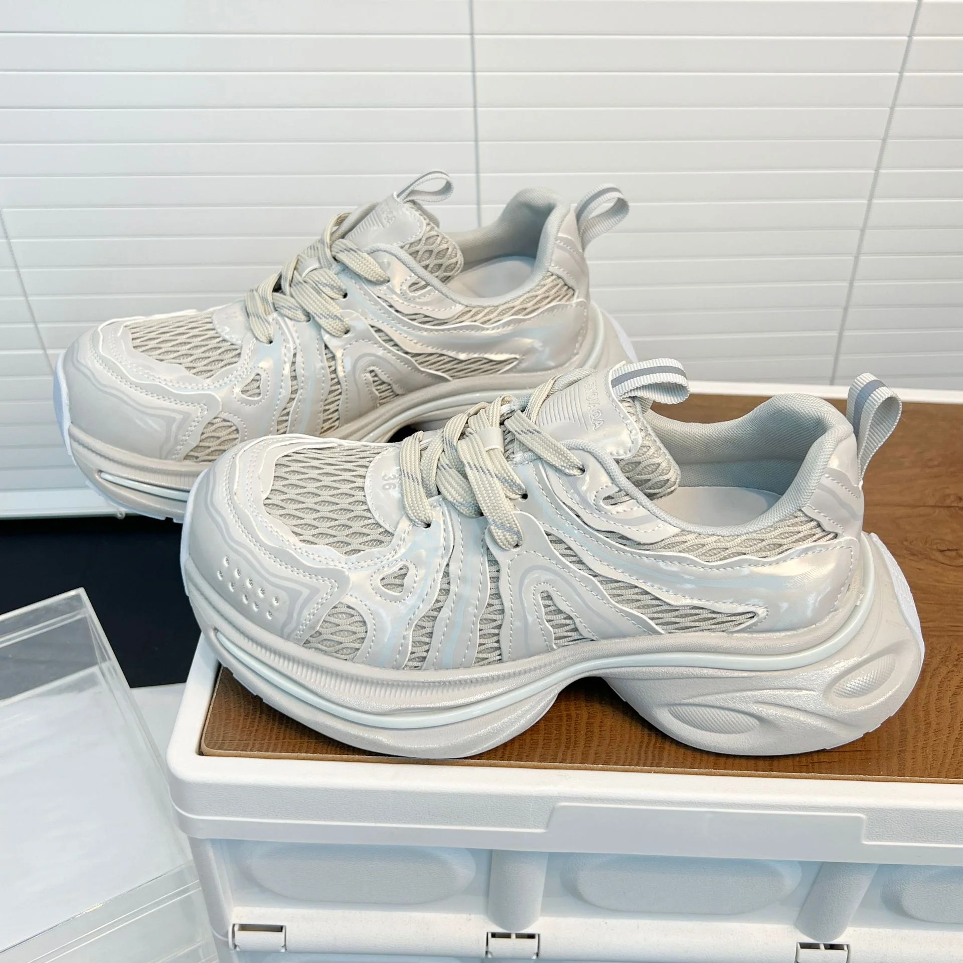 Damen Atmungsaktive Sneakers mit innovativem Dämpfungssystem und futuristischem Design Heidi Mode - Image 7