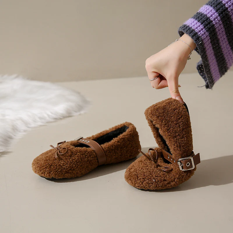 Damen Ballerinas aus kuscheligem Stoff mit verstellbarem Riemen und Schleifen-Applikation Heidi Mode - Image 3
