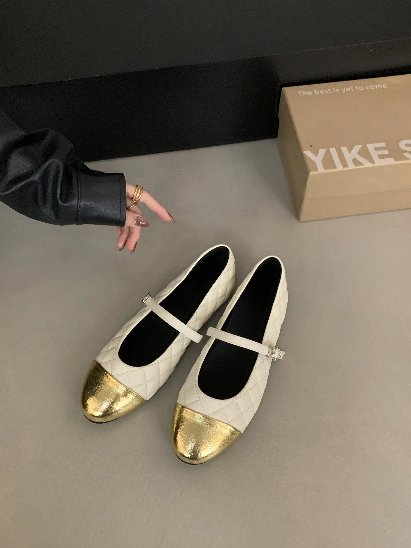 Damen Ballerinas mit elegantem Riemen und glänzendem Metallakzent Heidi Mode - Image 8