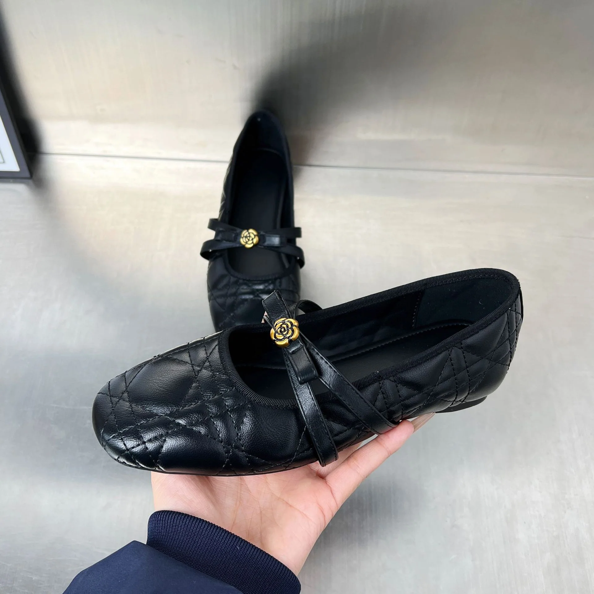 Damen Ballerinas mit elegantem Riemen und stilvollem Blumenmotiv Heidi Mode - Image 2