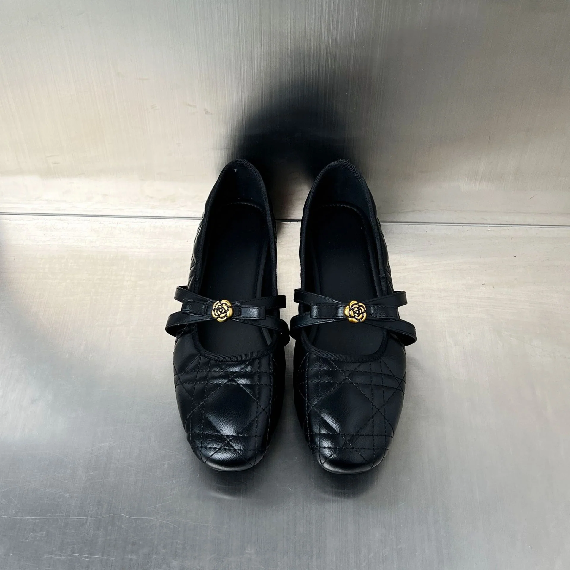 Damen Ballerinas mit elegantem Riemen und stilvollem Blumenmotiv Heidi Mode - Image 4