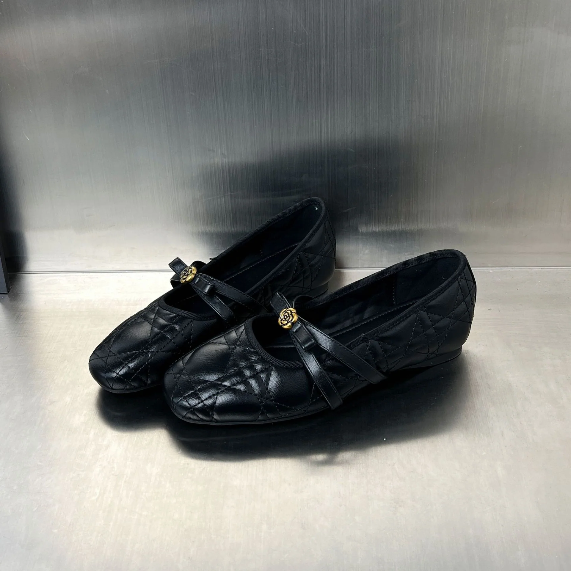 Damen Ballerinas mit elegantem Riemen und stilvollem Blumenmotiv Heidi Mode - Image 6
