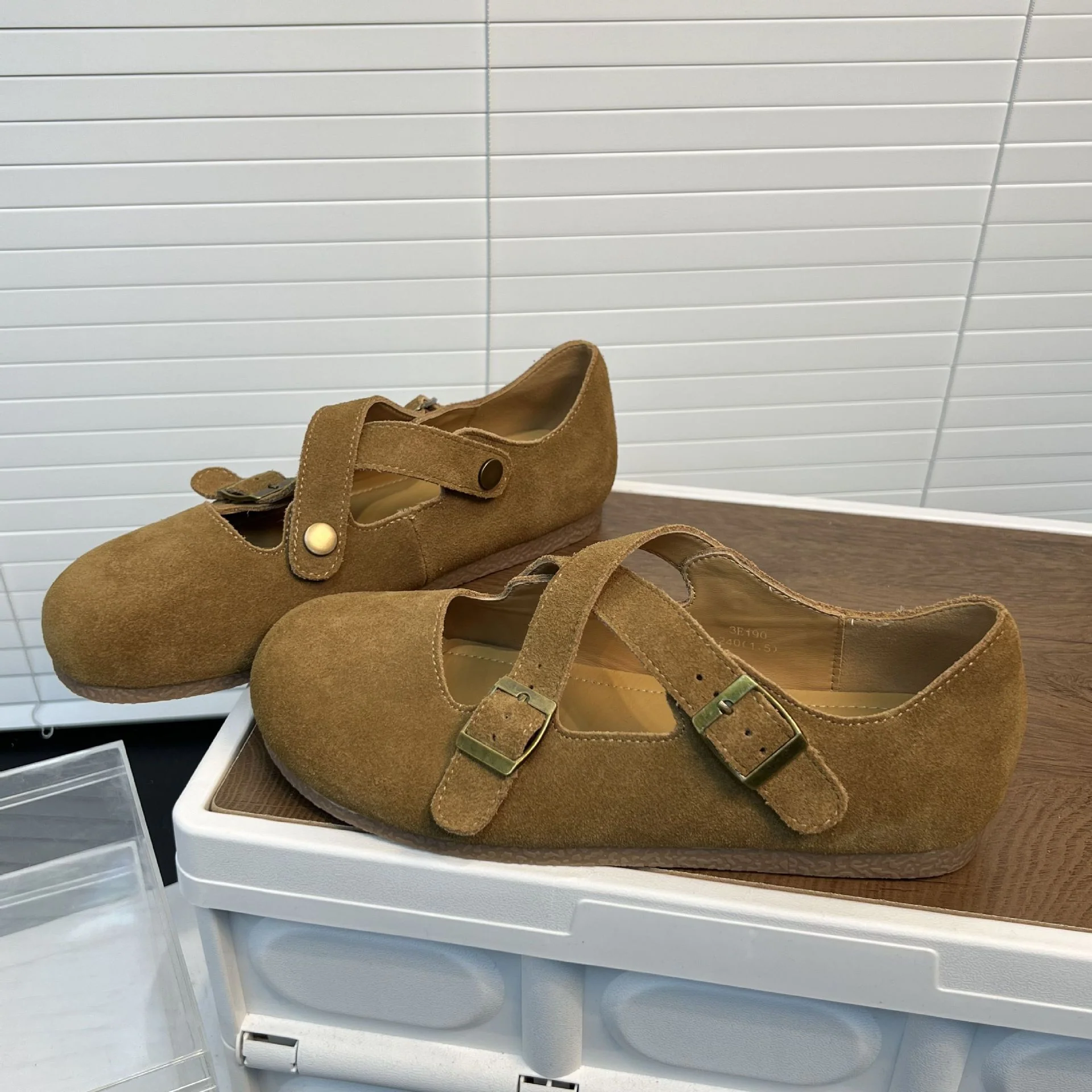 Damen bequeme Clogs mit dekorativem Kreuzriemen und sanfter Wildlederoberfläche Heidi Mode - Image 2