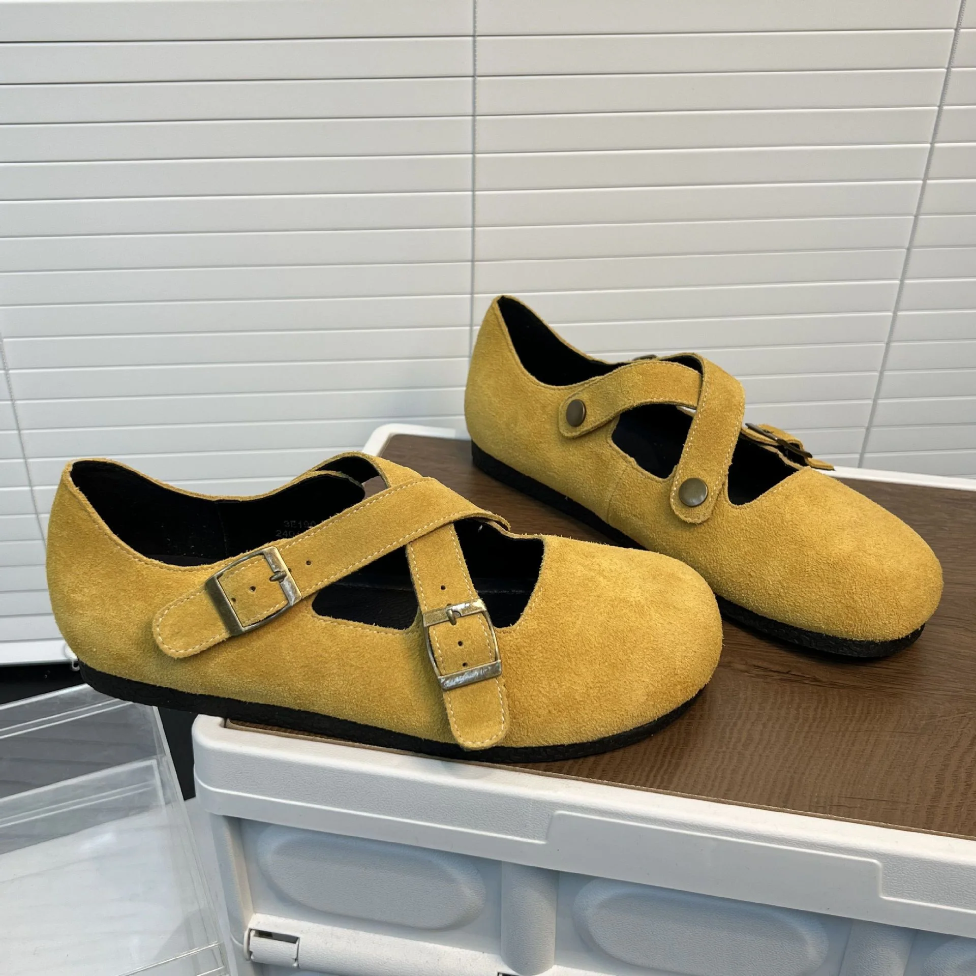 Damen bequeme Clogs mit dekorativem Kreuzriemen und sanfter Wildlederoberfläche Heidi Mode - Image 4