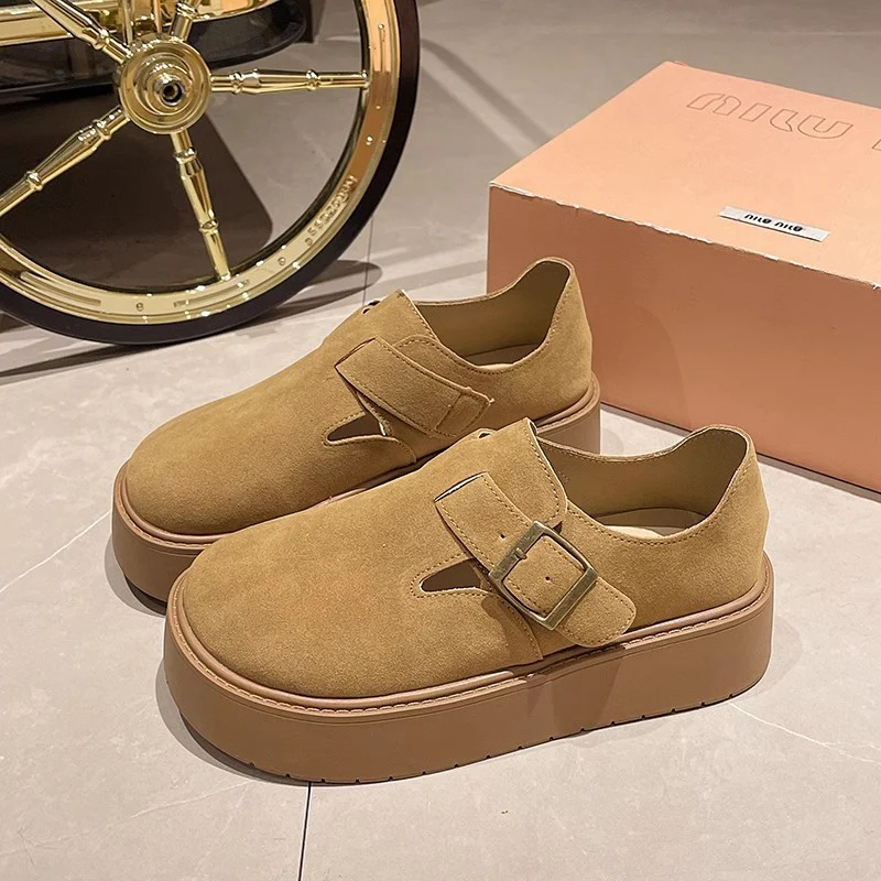 Damen Bequeme Plateau-Pantoletten mit verstellbarem Riemen und innenliegendem Fußbett Heidi Mode - Image 6