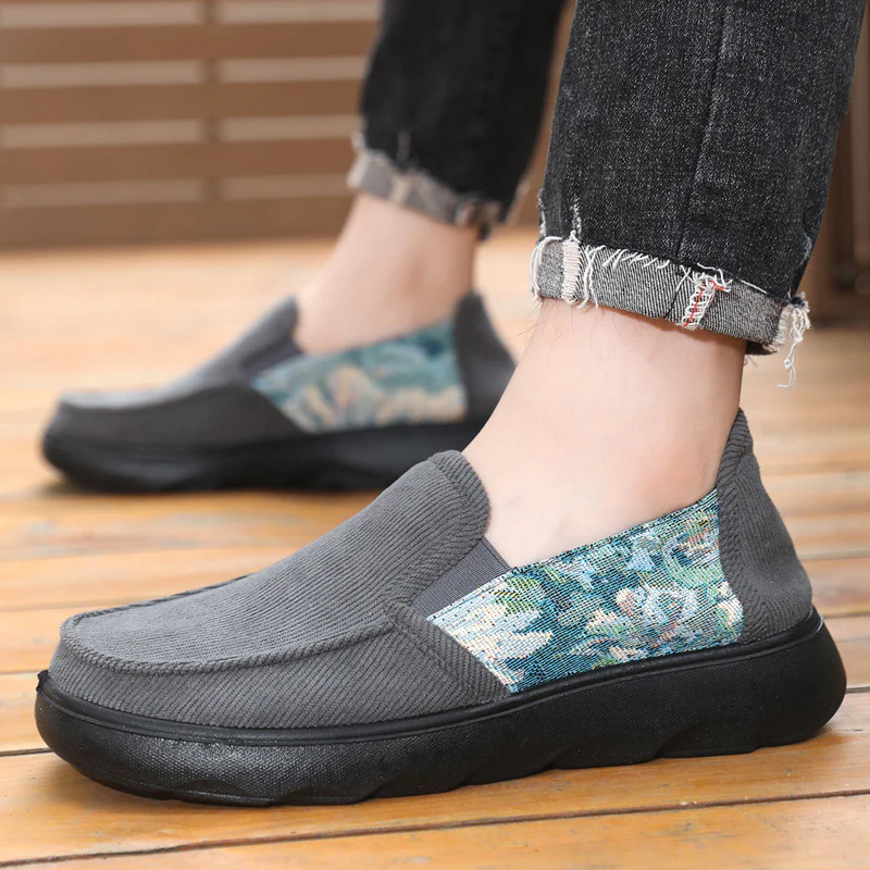 Damen Bequeme Slip-On Schuhe mit floralem Stoffeinsatz Heidi Mode - Image 4