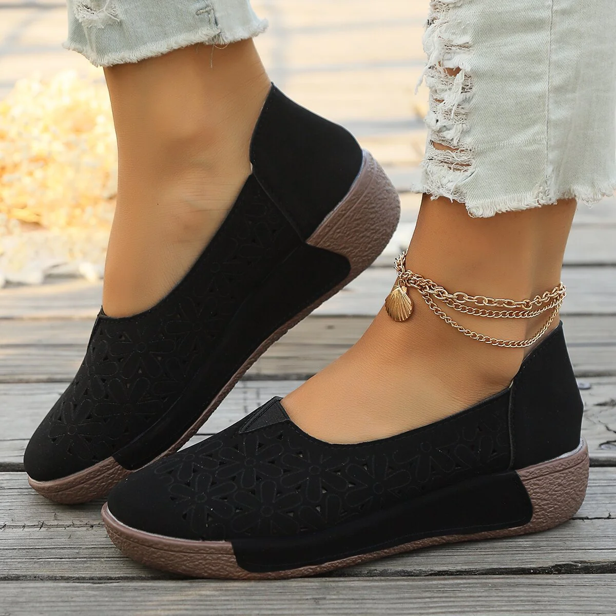 Damen Bequeme Slip-On Schuhe mit floraler Cut-Out-Optik Heidi Mode - Image 10