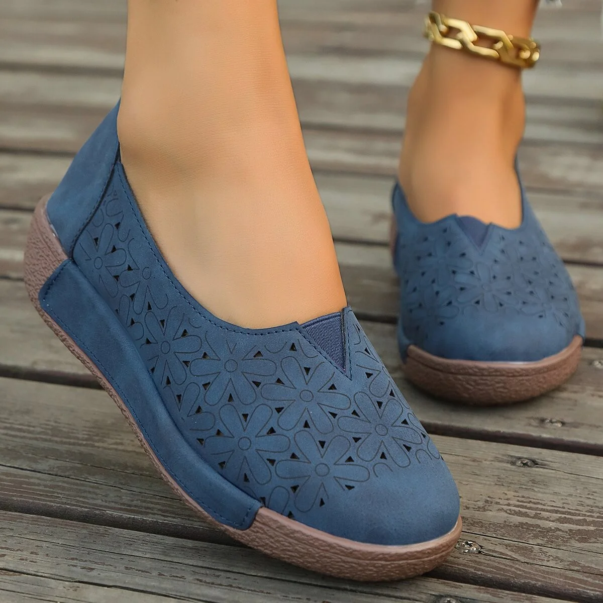 Damen Bequeme Slip-On Schuhe mit floraler Cut-Out-Optik Heidi Mode - Image 2