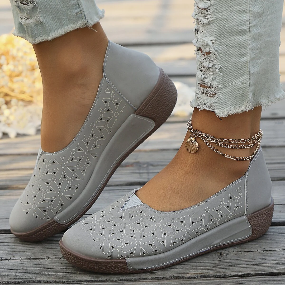 Damen Bequeme Slip-On Schuhe mit floraler Cut-Out-Optik Heidi Mode - Image 3