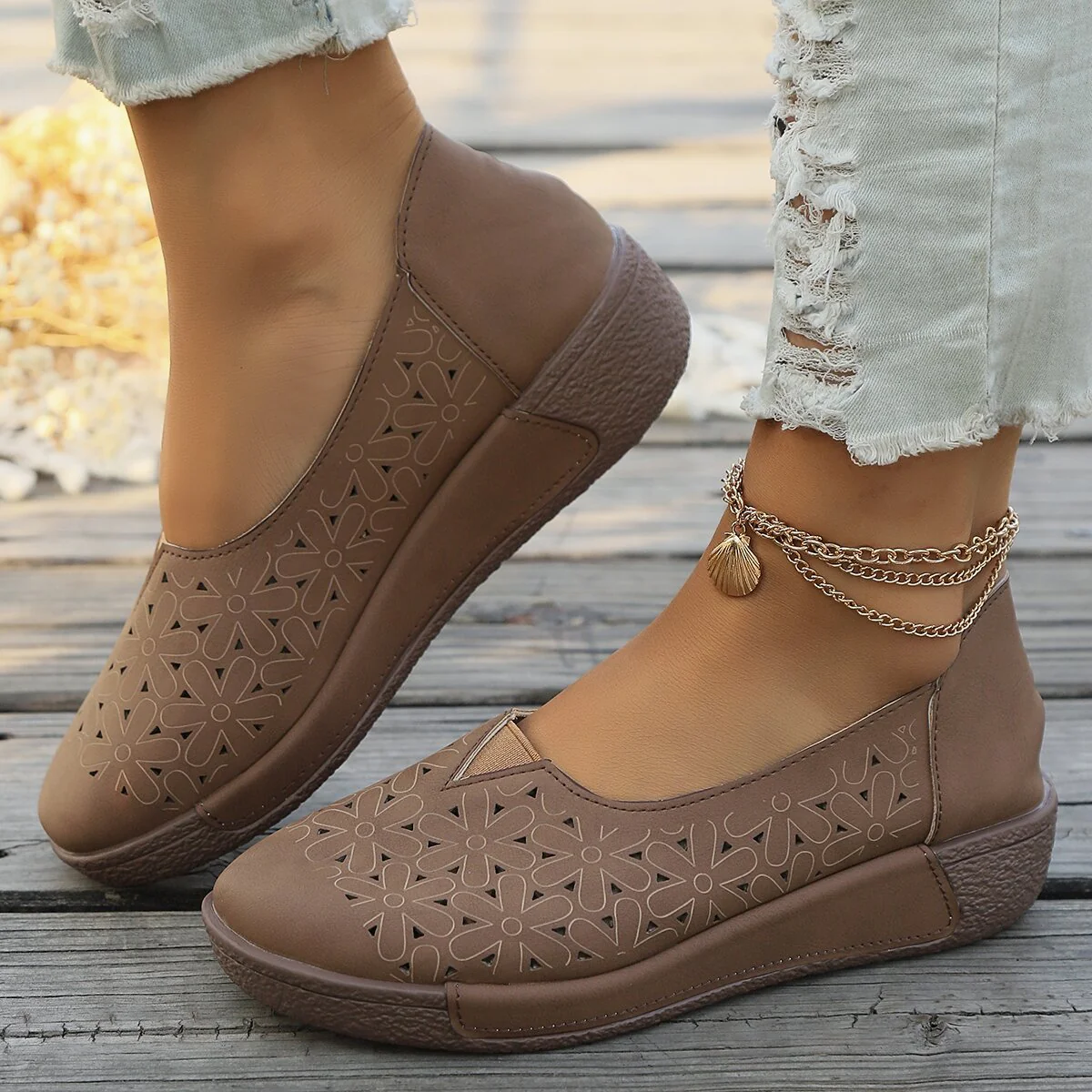 Damen Bequeme Slip-On Schuhe mit floraler Cut-Out-Optik Heidi Mode - Image 4