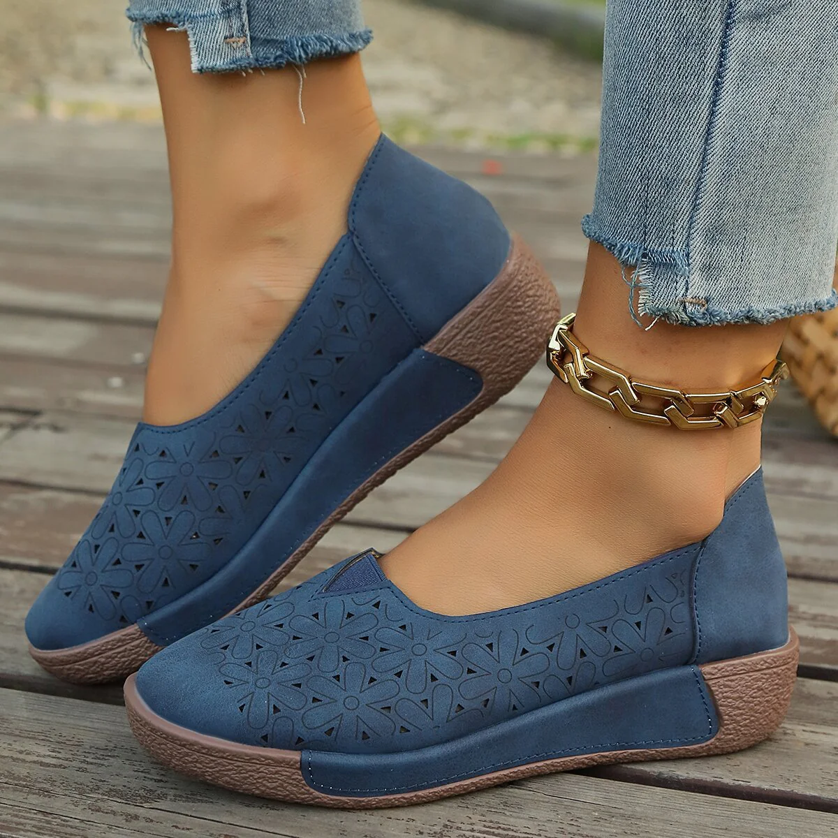 Damen Bequeme Slip-On Schuhe mit floraler Cut-Out-Optik Heidi Mode - Image 6