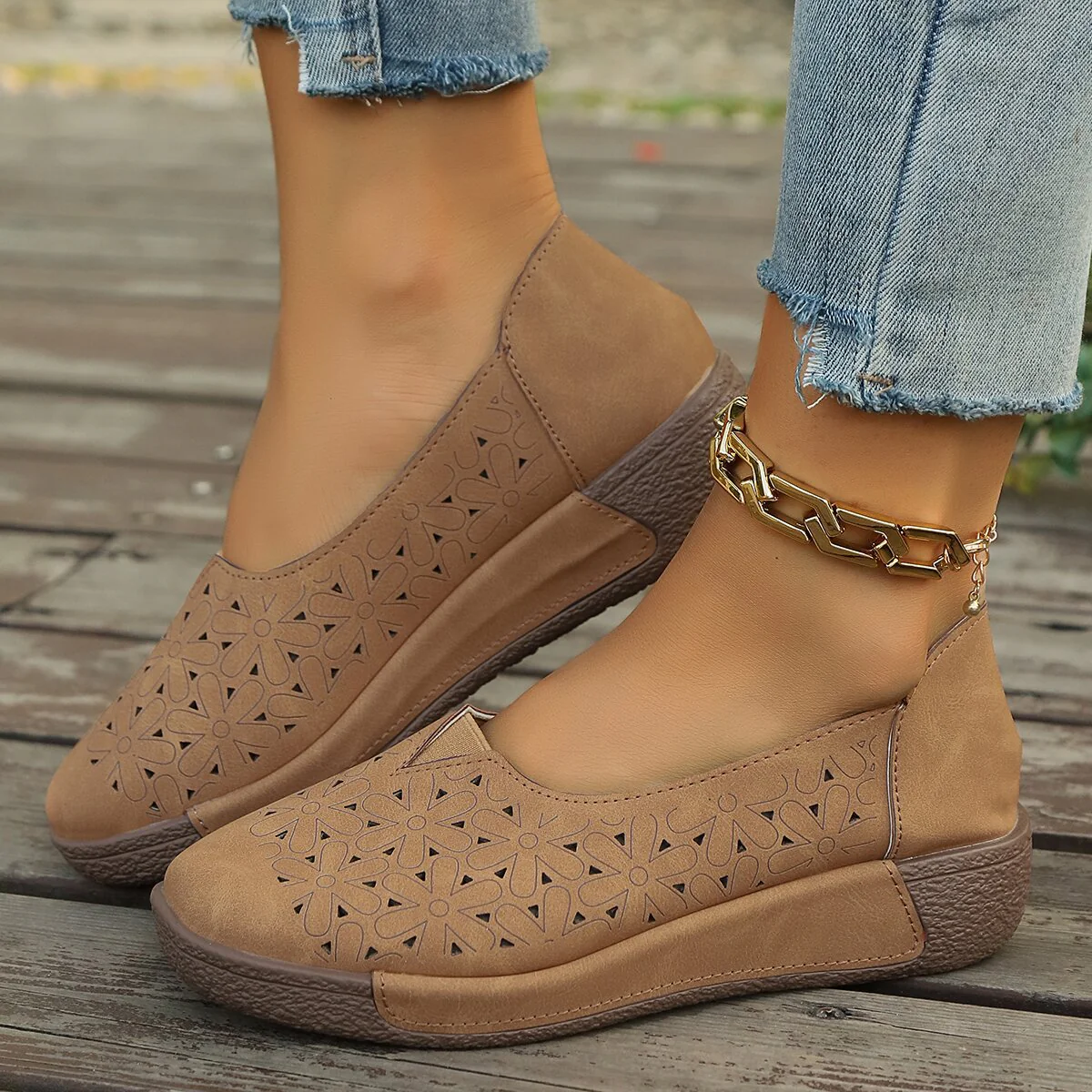 Damen Bequeme Slip-On Schuhe mit floraler Cut-Out-Optik Heidi Mode - Image 7