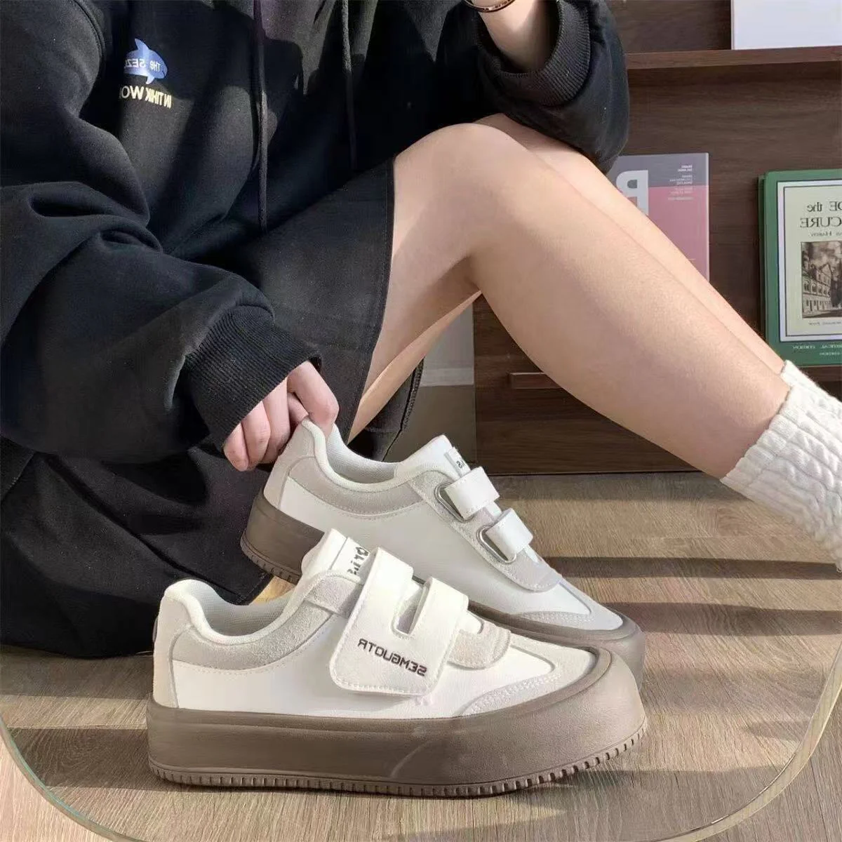 Damen Bequeme Sneaker mit doppeltem Klettverschluss und dämpfender Sohle Heidi Mode - Image 2