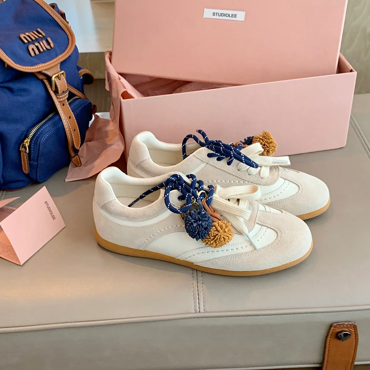 Damen bequeme Sneakers mit dekorativen Quasten und Schnürung Heidi Mode - Image 7