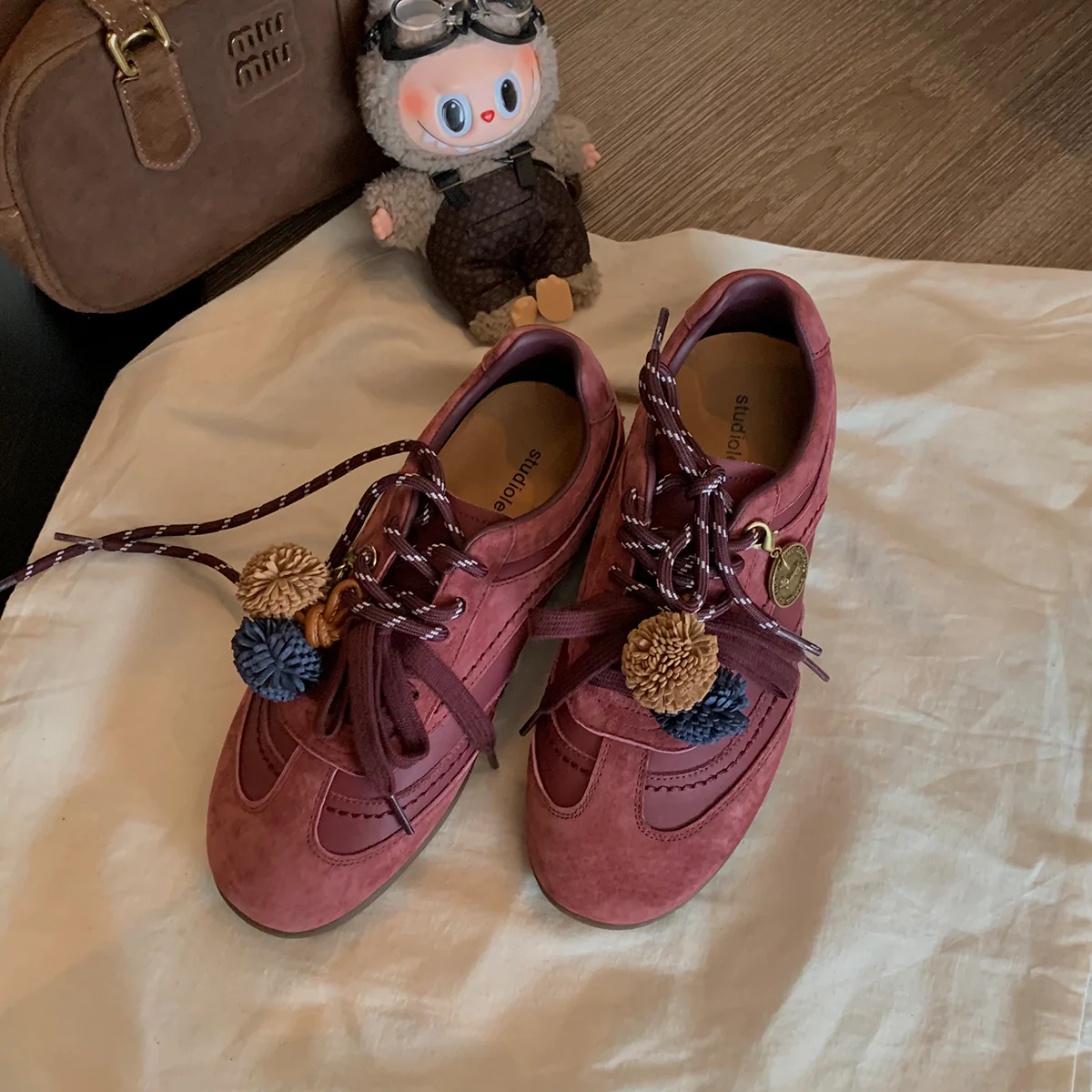 Damen bequeme Sneakers mit dekorativen Quasten und Schnürung Heidi Mode - Image 8