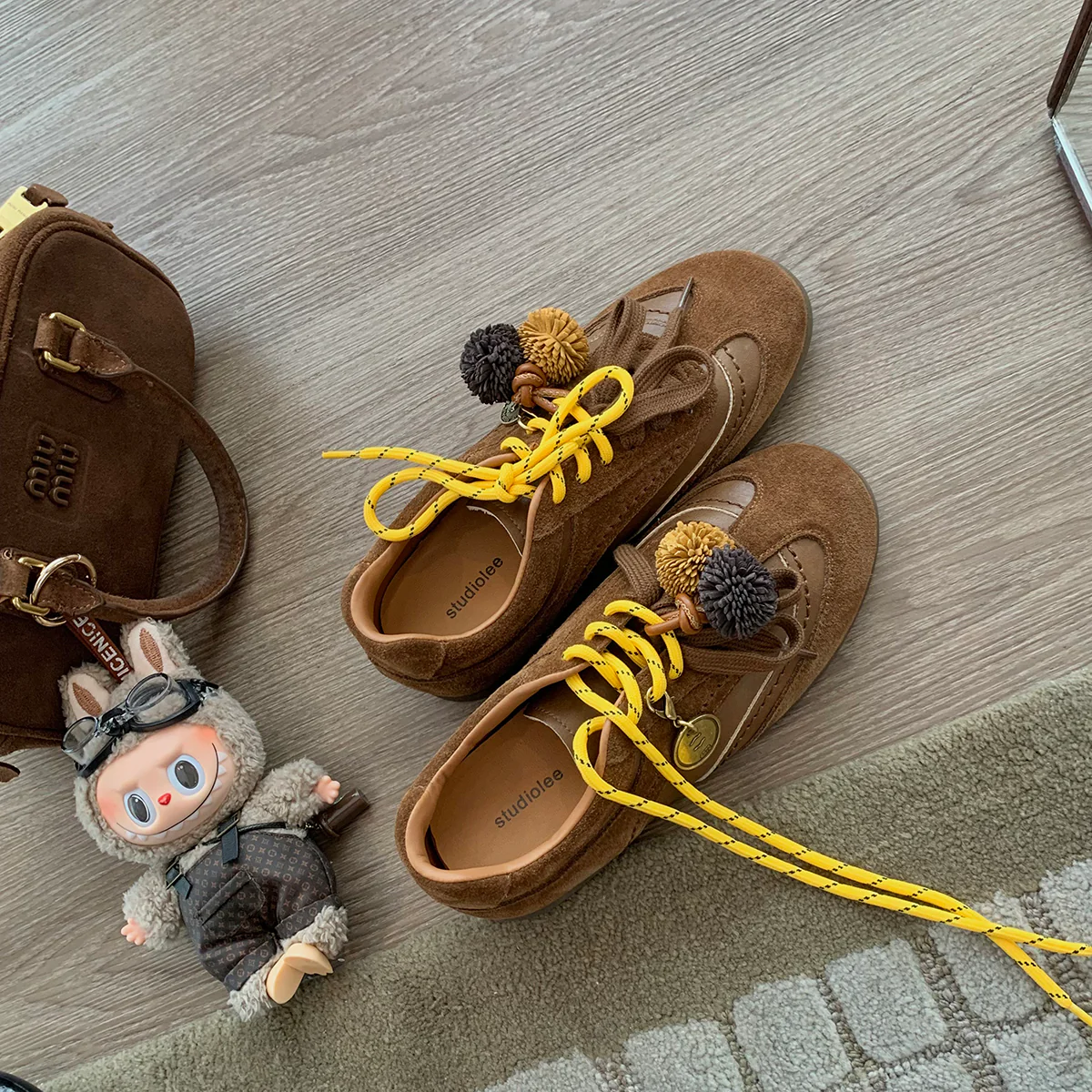 Damen bequeme Sneakers mit dekorativen Quasten und Schnürung Heidi Mode - Image 9