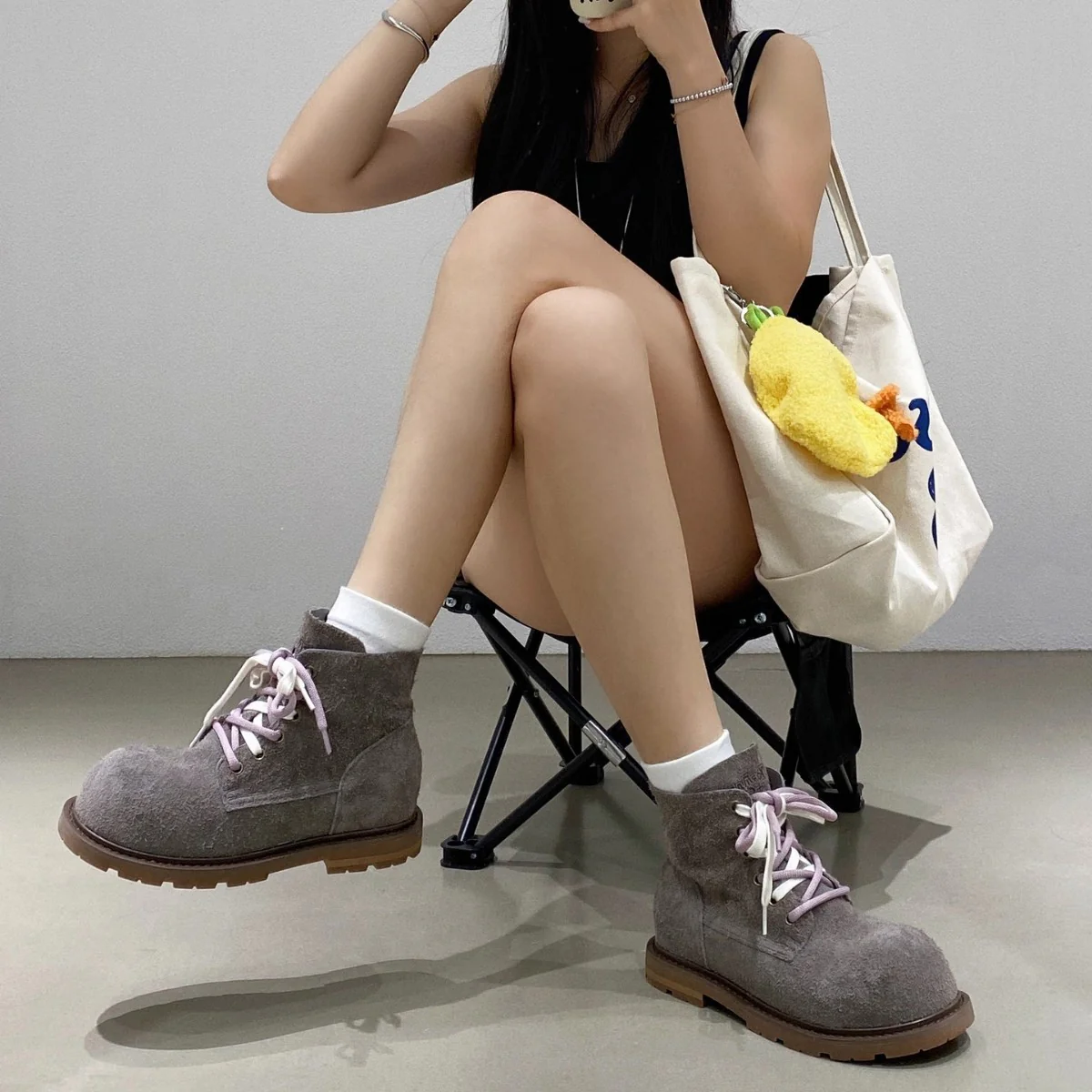 Damen bequeme und stilvolle Chelsea Boots mit trendy Schnürung Heidi Mode - Image 4