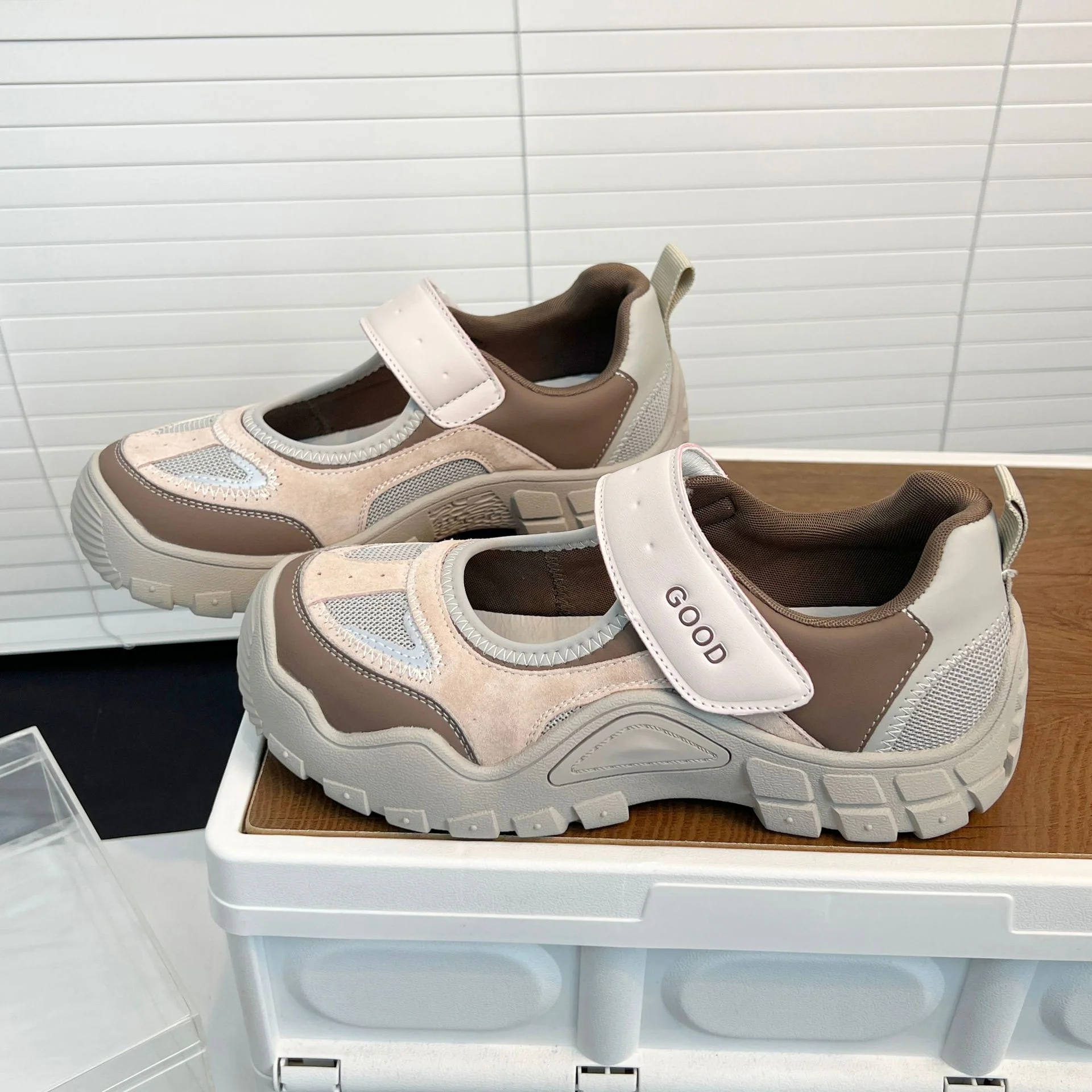 Damen Bequeme und stützende Sneakers mit Klettverschluss Heidi Mode - Image 2