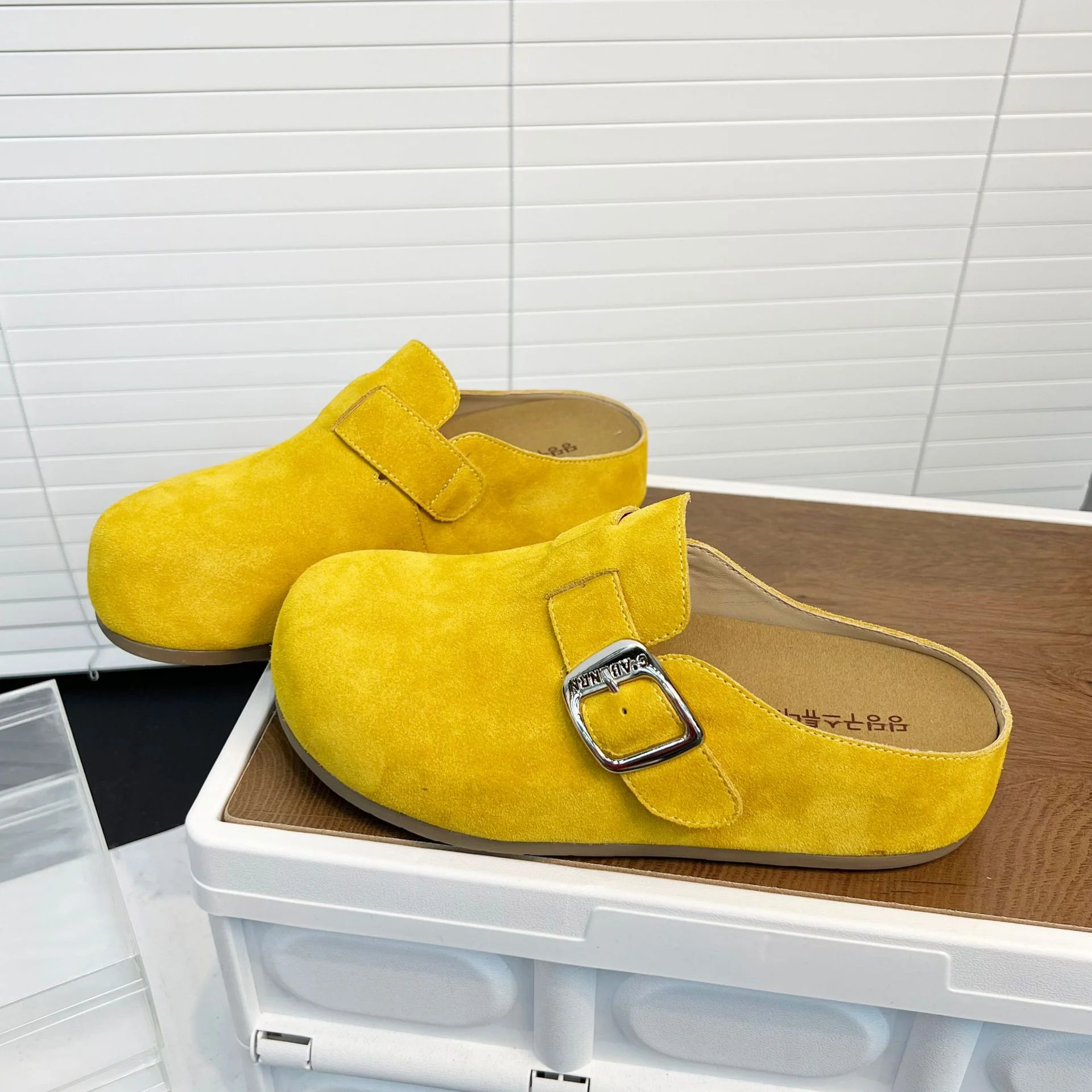 Damen Bequeme Wildleder-Clogs mit verstellbarem Riemen und ergonomischem Fußbett Heidi Mode