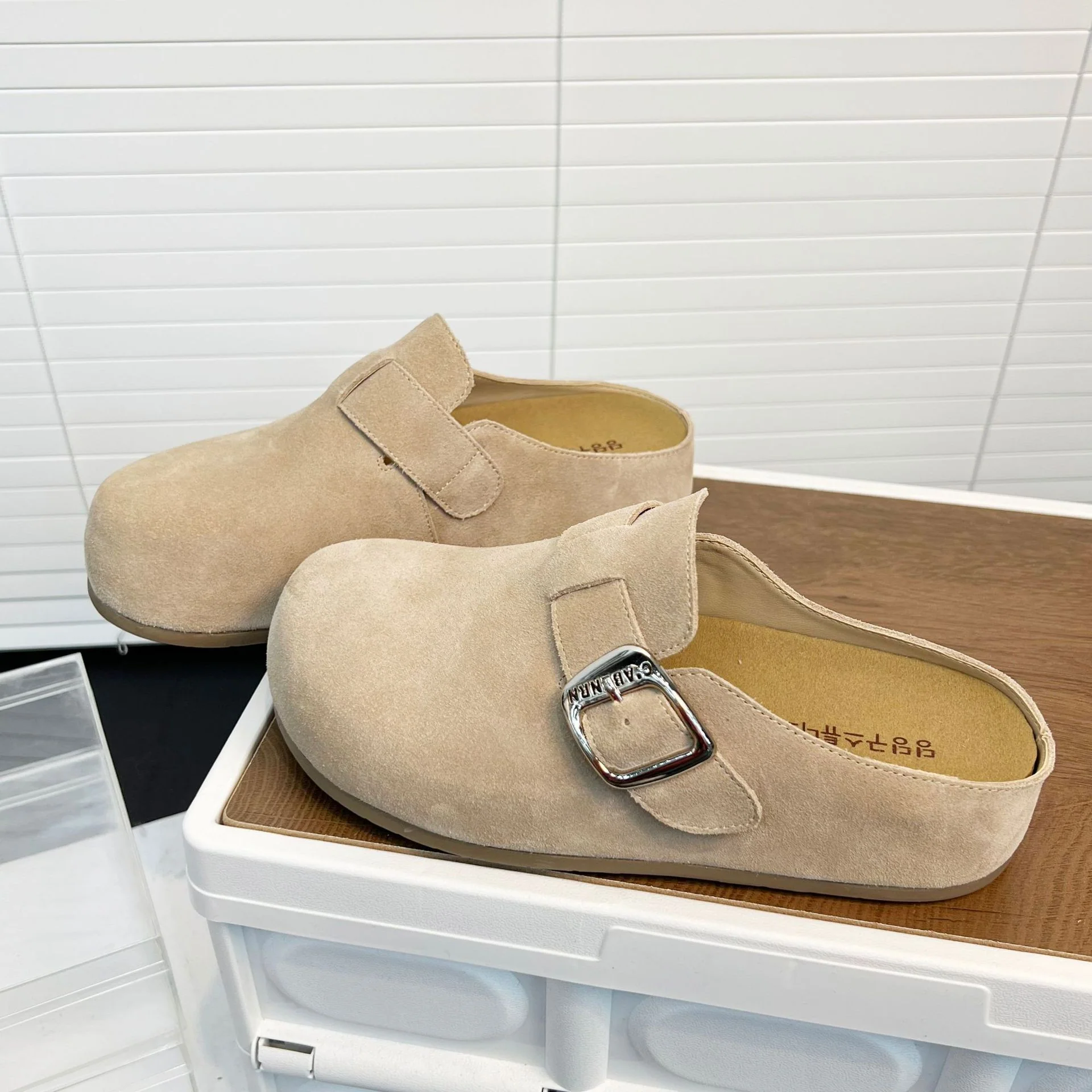 Damen Bequeme Wildleder-Clogs mit verstellbarem Riemen und ergonomischem Fußbett Heidi Mode - Image 2