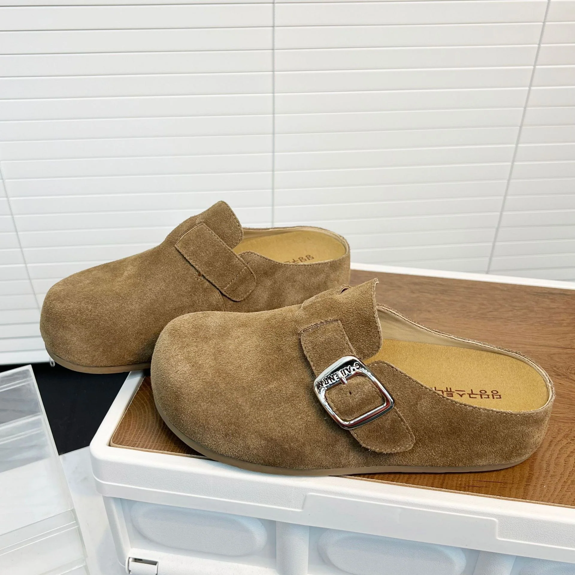 Damen Bequeme Wildleder-Clogs mit verstellbarem Riemen und ergonomischem Fußbett Heidi Mode - Image 3