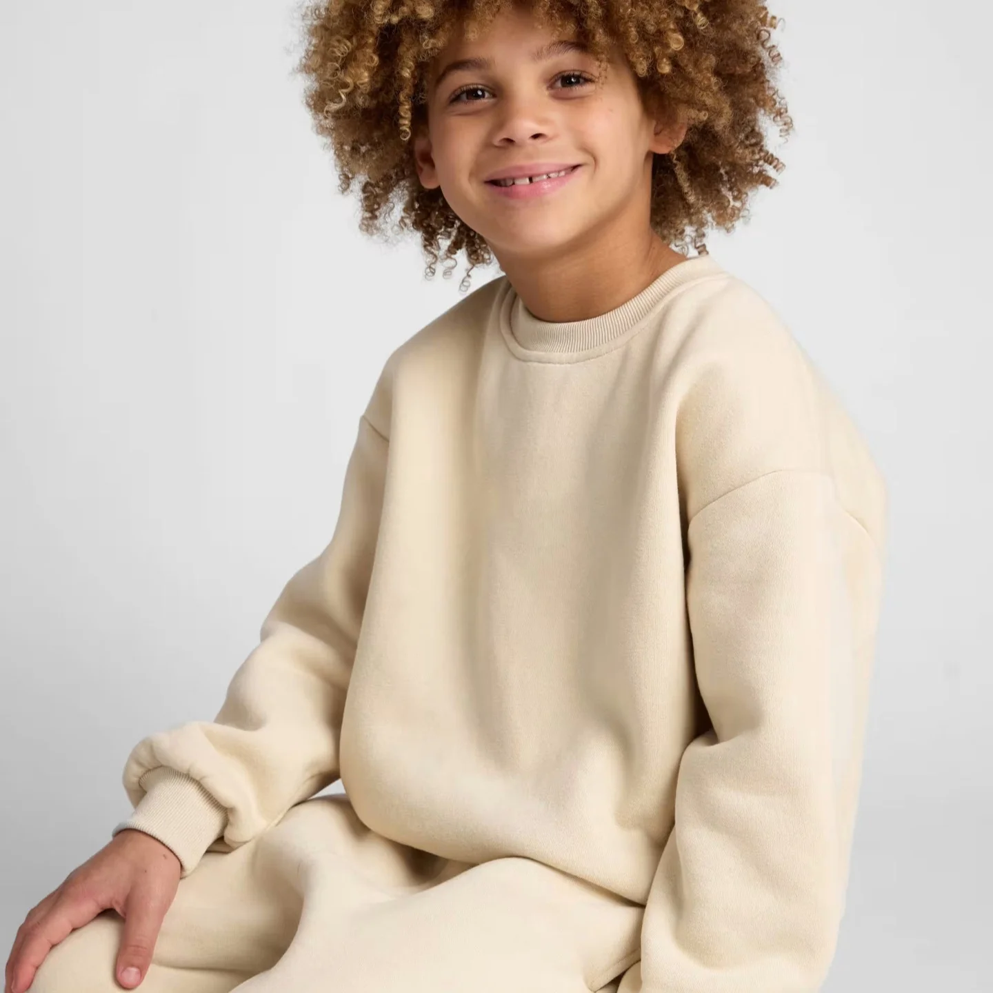 Damen bequemer Sweatshirt mit überschnittenen Schultern und hohem Kragen Heidi-Mode - Image 3