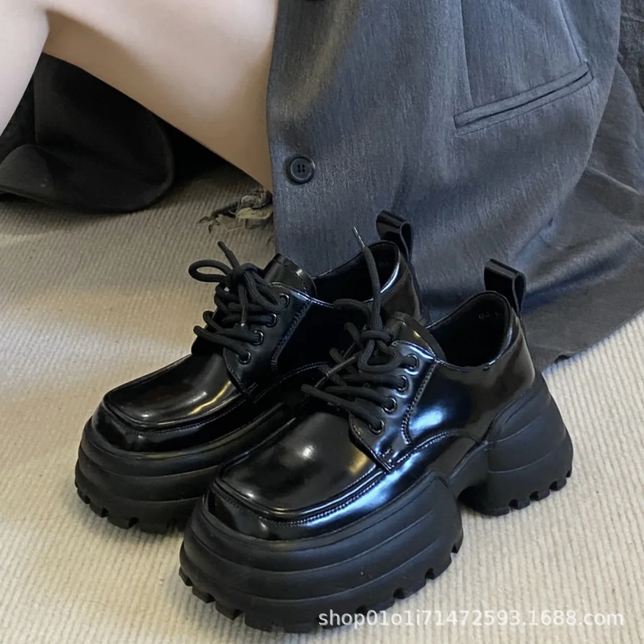 Damen Chunky Schnürschuhe mit robustem Profil und glänzender Oberflächenstruktur Heidi Mode - Image 5