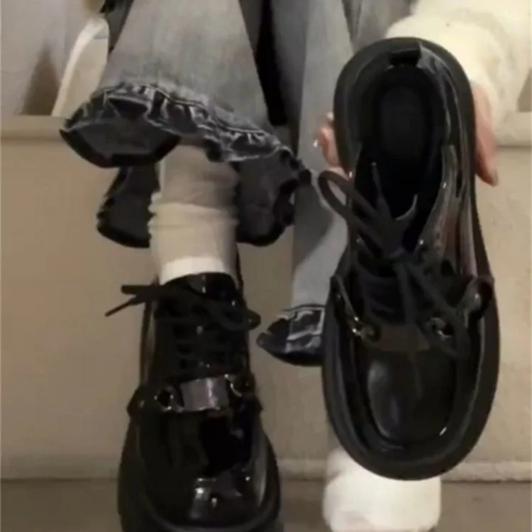 Damen Chunky Sneakers mit glänzender Oberfläche und modischem Anhänger Heidi Mode - Image 2