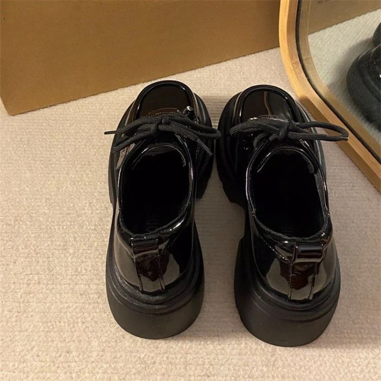 Damen Chunky Sneakers mit glänzender Oberfläche und modischem Anhänger Heidi Mode - Image 3