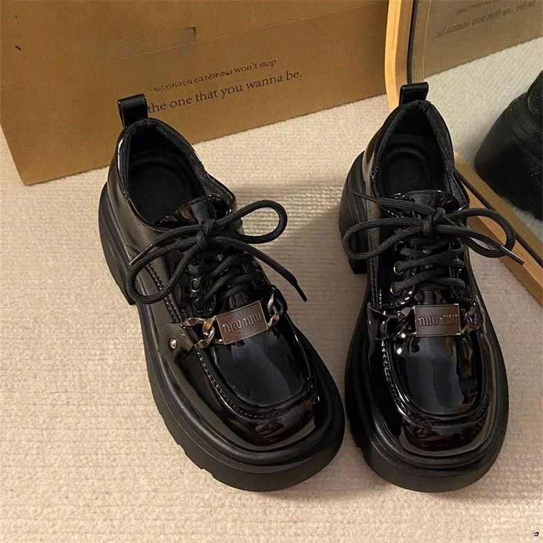 Damen Chunky Sneakers mit glänzender Oberfläche und modischem Anhänger Heidi Mode - Image 6