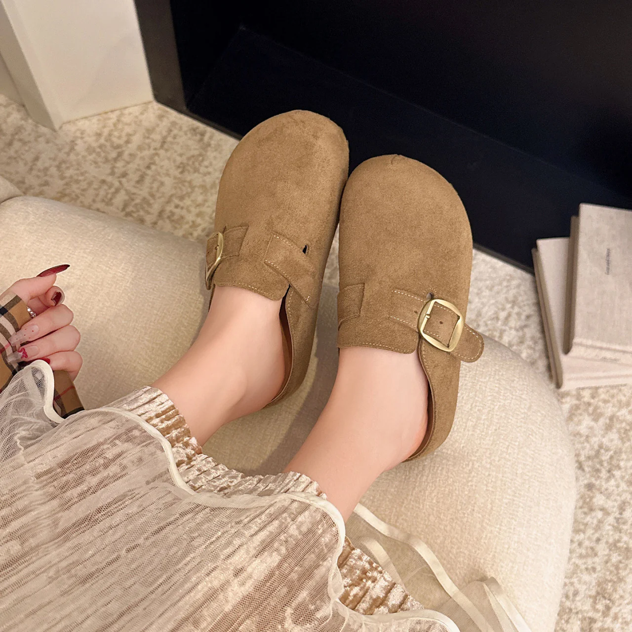 Damen Clogs aus hochwertigem Wildleder mit eleganter Schnalle Heidi Mode - Image 8