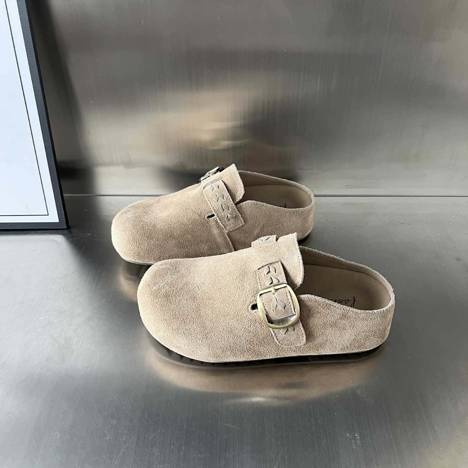 Damen Clogs aus hochwertigem Wildleder mit praktischer Schnallenverzierung Heidi Mode - Image 2