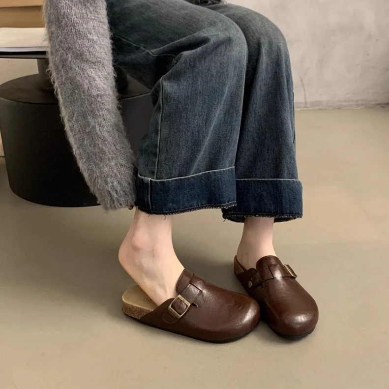 Damen Clogs mit bequemem Fußbett und modischen Schnallenverzierungen Heidi Mode - Image 4