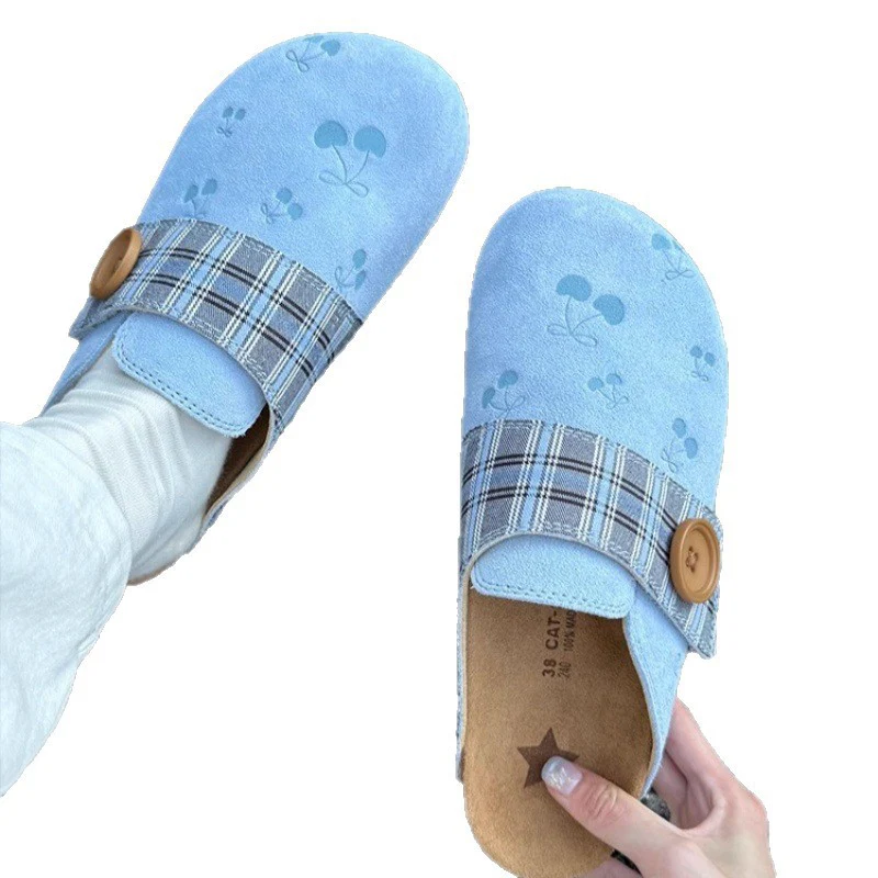 Damen Clogs mit modischem Karodesign und dekorativer Knopfdetails Heidi Mode - Image 5