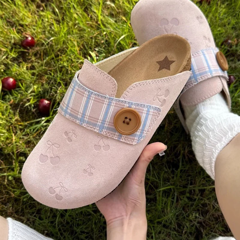 Damen Clogs mit modischem Karodesign und dekorativer Knopfdetails Heidi Mode - Image 7