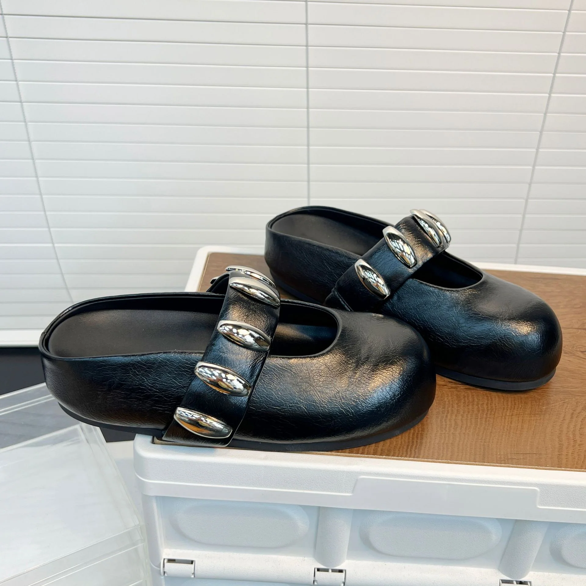 Damen Clogs mit modischem Riemen und dekorativen Schmuckdetails Heidi Mode - Image 5