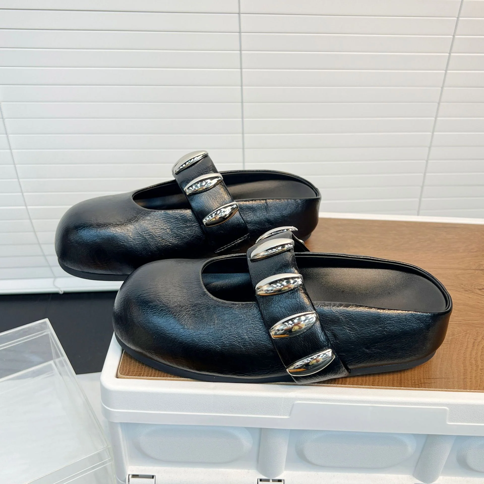 Damen Clogs mit modischem Riemen und dekorativen Schmuckdetails Heidi Mode - Image 7