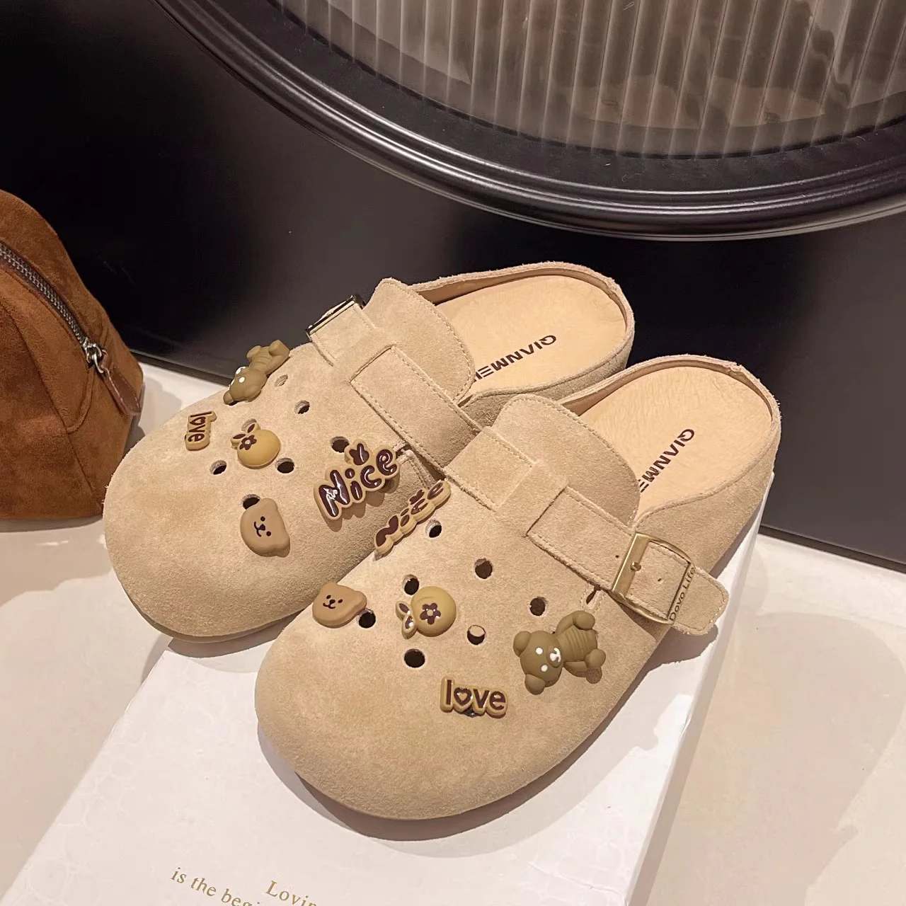 Damen Clogs mit modischem Riemendesign und verspieltem Dekor Heidi Mode - Image 6