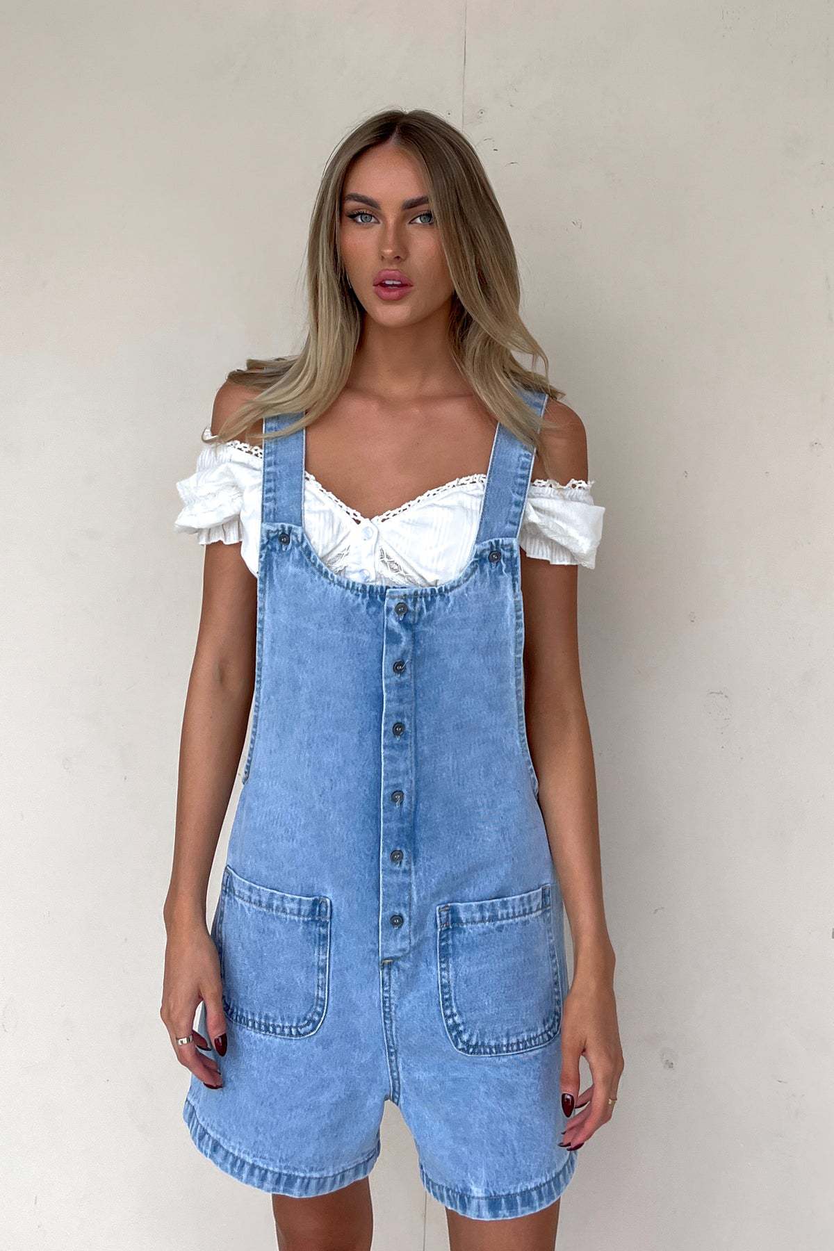 Damen Denim-Latzhose mit Praktischen Taschen und Knöpfbarem Design Heidi-Mode - Image 6