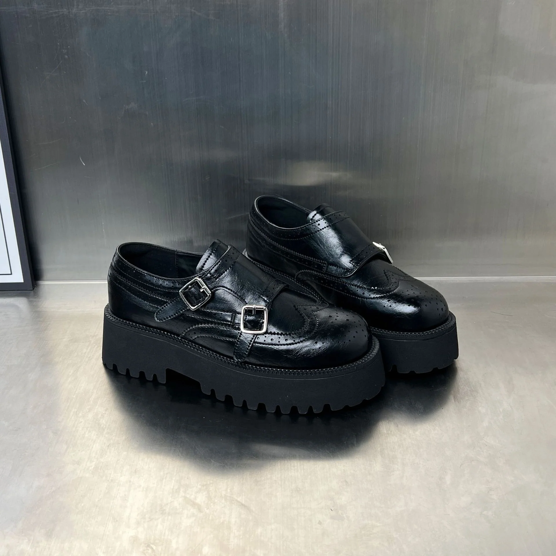 Damen Dual-Buckle Schnürschuhe mit robuster Profilsohle und eleganten Brogue-Mustern Heidi Mode - Image 3