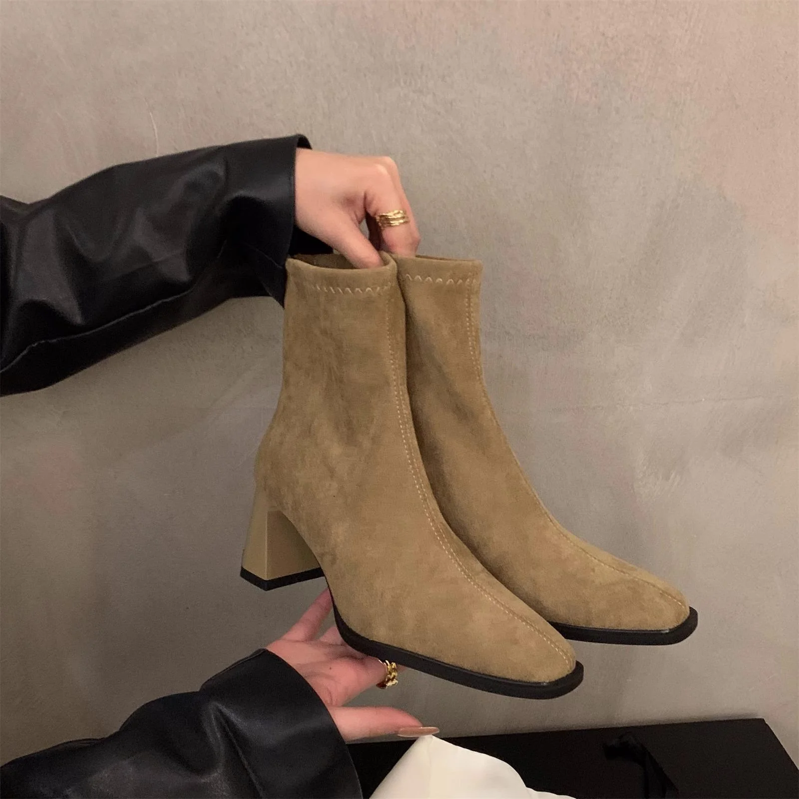 Damen Elegante Ankle Boots mit Hochwertigem Veloursleder und Robuster Blockabsatz Heidi Mode - Image 3