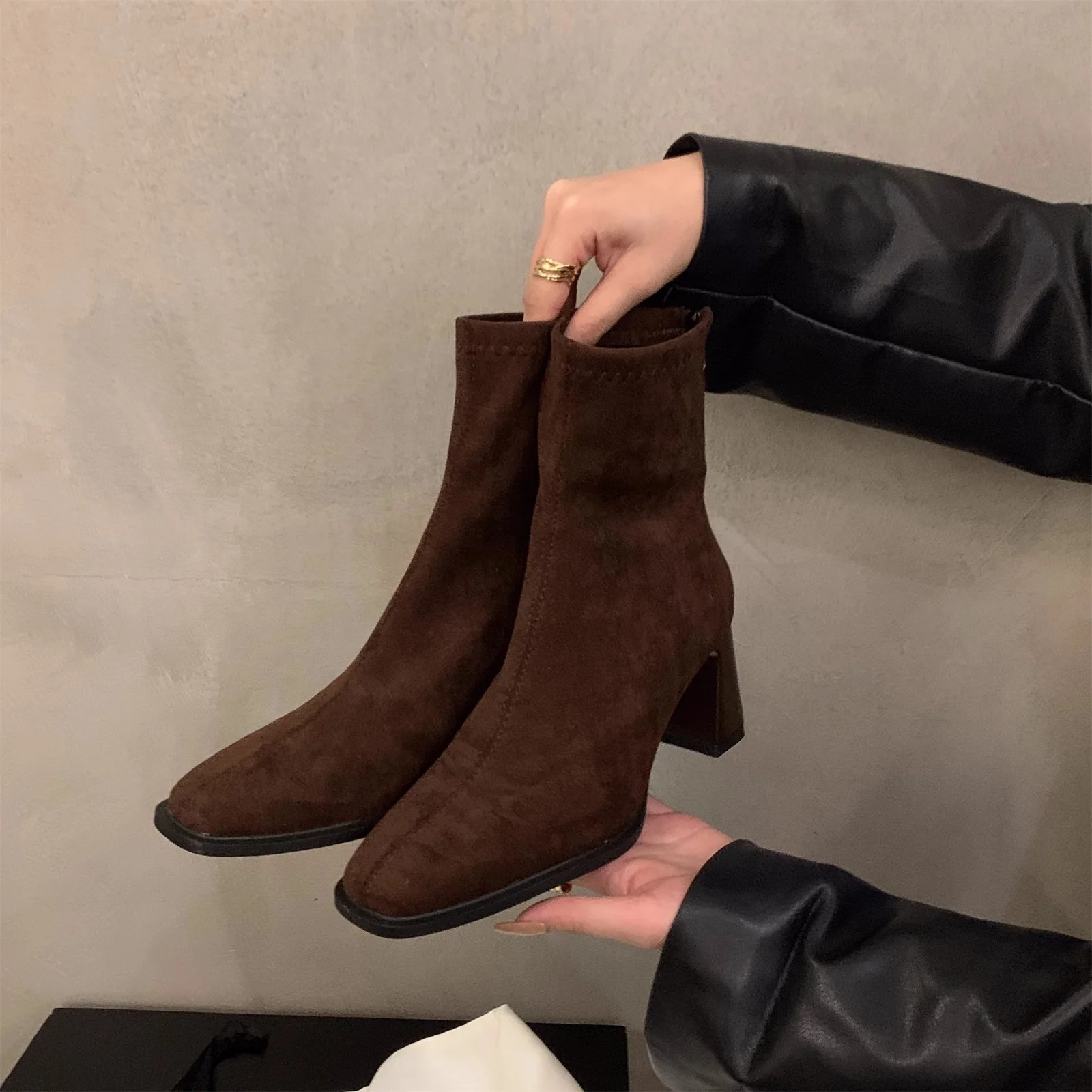 Damen Elegante Ankle Boots mit Hochwertigem Veloursleder und Robuster Blockabsatz Heidi Mode - Image 8