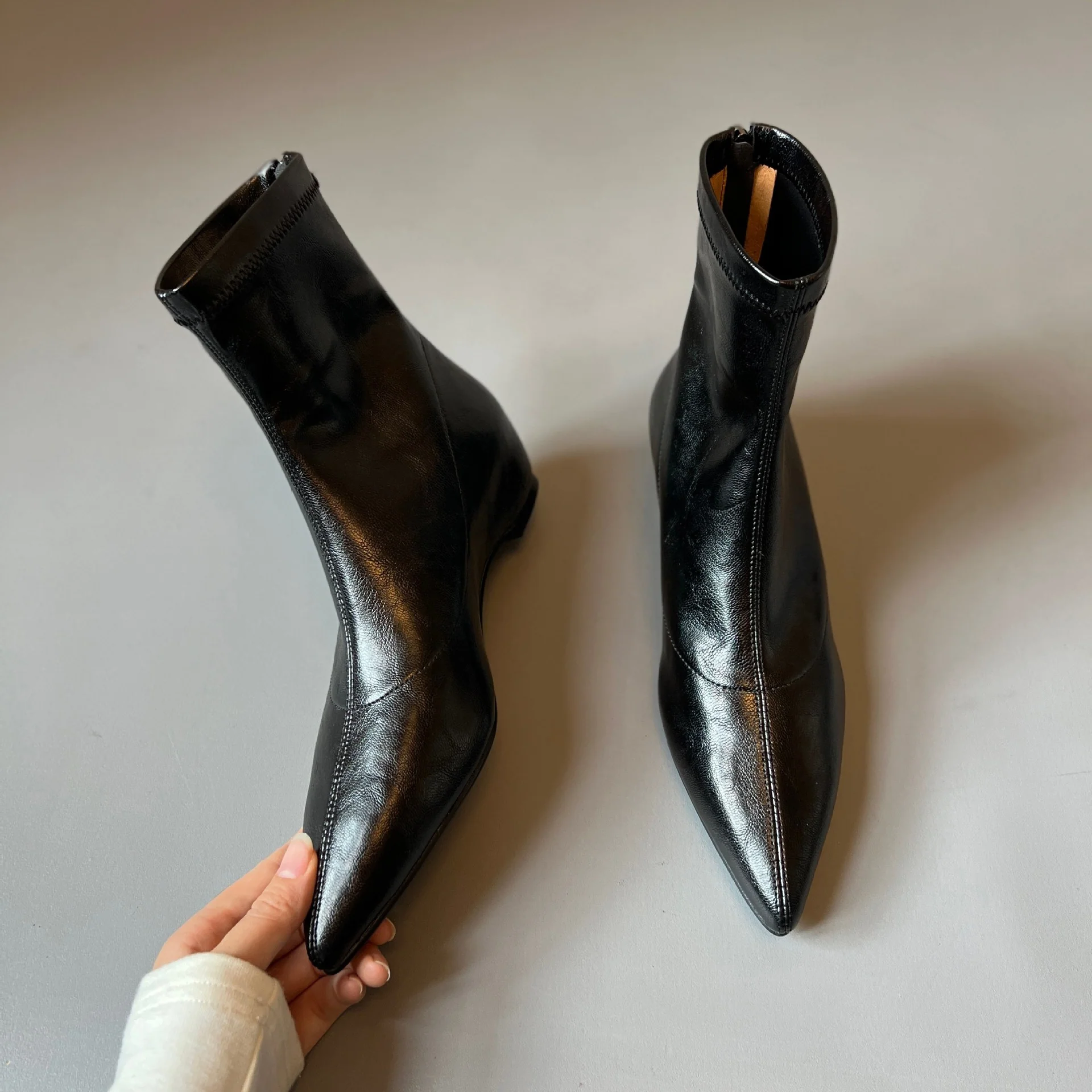 Damen elegante Ankle Boots mit spitzem Schnitt und dekorativem Reißverschluss Heidi Mode - Image 2