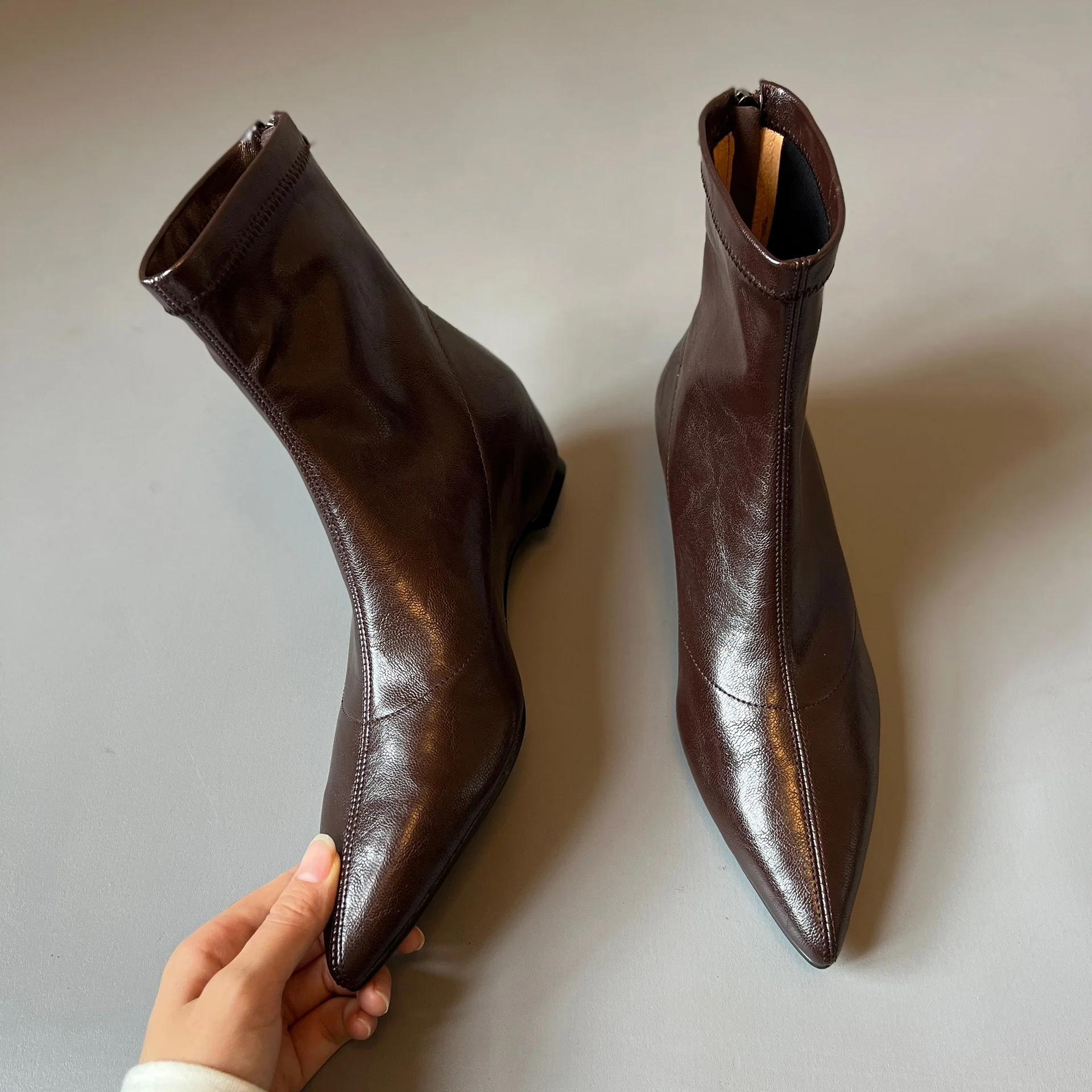 Damen elegante Ankle Boots mit spitzem Schnitt und dekorativem Reißverschluss Heidi Mode - Image 6