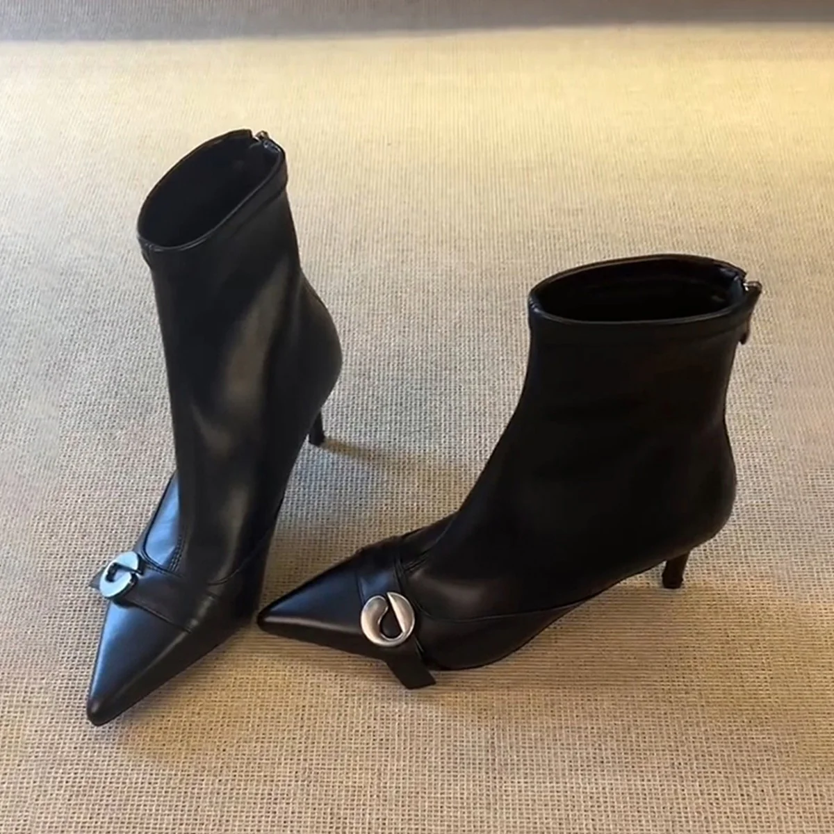 Damen elegante Ankle Boots mit spitzem Schnitt und dekorativer Schnalle Heidi Mode - Image 2