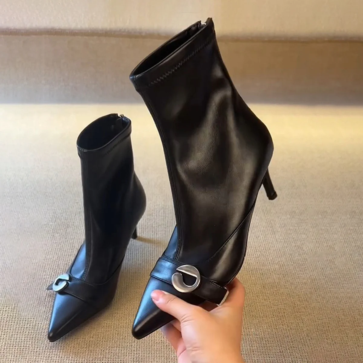 Damen elegante Ankle Boots mit spitzem Schnitt und dekorativer Schnalle Heidi Mode - Image 3